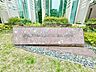 エントランス：スタイリッシュなマンション名プレートは上質な住空間へ導きます。訪れるたび帰るたびに優しくおもてなし。