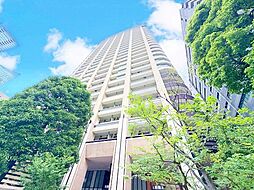 クオリティが見事に調和した住空間。（空の加工を生成AIで行っています）