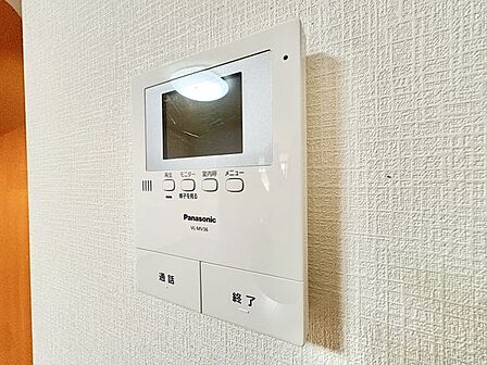 モニター画面で訪問者の顔を確認しながら会話ができる、不審者対策にも有効なインターホンです。