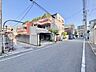 外観：前面の道路は通行や駐車の際に余裕がある広さです。運転が苦手な方も落ち着いて駐車できます。