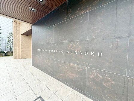 スタイリッシュなマンション名プレートは上質な住空間へ導きます。訪れるたび帰るたびに優しくおもてなし。