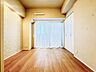寝室：一日の疲れをいやしてくれる主寝室。時を忘れて過ごす場所として過ごせるお部屋。