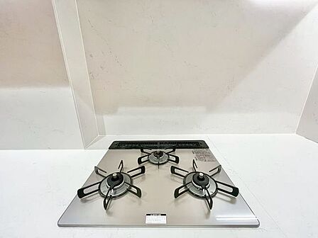 3口コンロで、お料理の効率もアップ。受け皿のないフラット天板で、お手入れもラクラク。