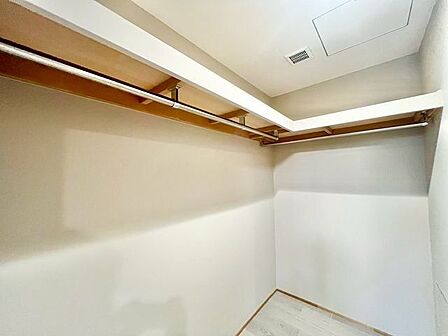 大容量収納可能なウォークインクローゼットはシーズンオフの服や生活用品をたくさん収納できます。