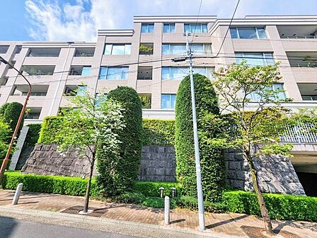 穏やかな住環境と充実の生活利便性を備えたこの地で誇りに思える住まいを実現。