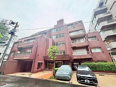 後世に伝えたい、昭和のレガシーが息吹く趣のある外観。重ねられた歴史とともに新しい生活を始めましょう。