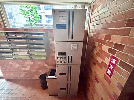 宅配BOX。お仕事やお出かけで荷物が受け取れない時も大変便利です。