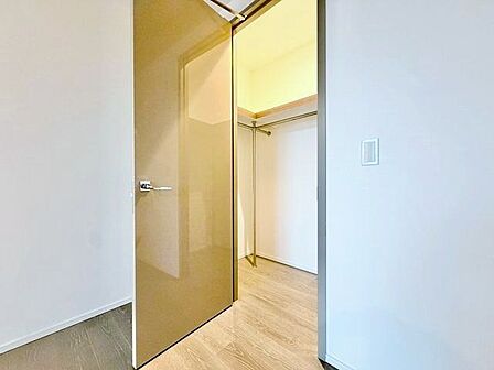 オールシーズンの衣類をまとめられる、ゆとりの広さを備えたウォークインクローゼット。