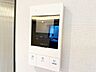 玄関：来訪者の確認ができるモニター付きインターホン完備。