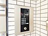 エントランス：オートロック機能付で、安心のセキュリティ。毎日の暮らしを優しくサポートしてくれます。