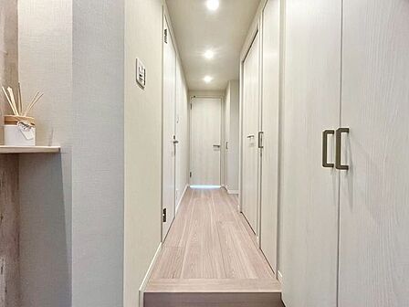 毎日出入りに使う玄関は外出する時は爽やかに、帰宅するときはホッとする落ち着いた空間へ。