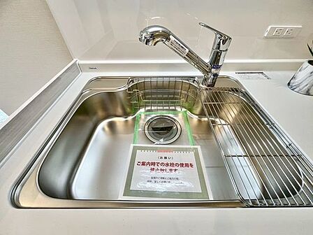 大きな調理器具や食器類もゆったり洗えるシンクです。