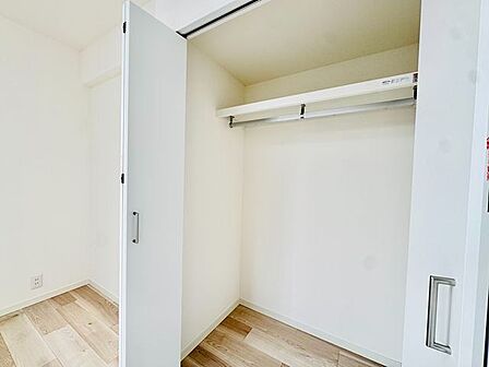 充分な収納スペースを確保。居室内に余計な家具を置く必要がないので、シンプルですっきりとした暮らし。