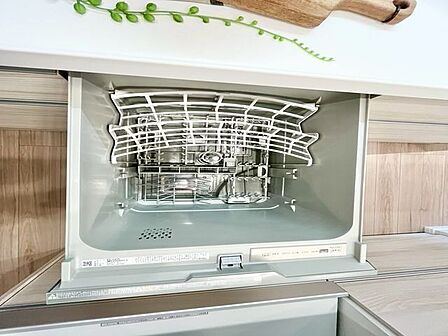 ビルトイン食洗機は作業台が広く使え、見た目もスッキリ。節水や節電も充実して家事の手助けをしてくれます。