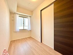 居心地のいい暮らしには欠かせない眩い採光。窓からこの空間に降り注ぐ採光が絶えません。