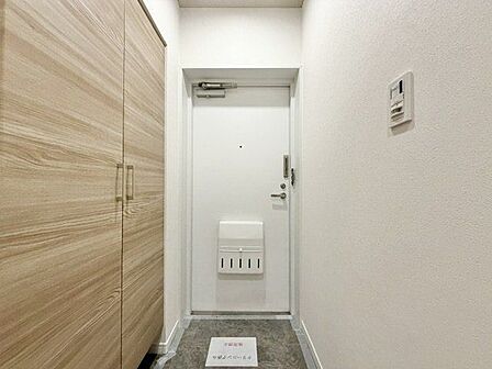 ただいまと叫びたくなるような玄関は毎日の行き帰りで使う空間。明るく迎えてくれるお部屋は嬉しいですね。