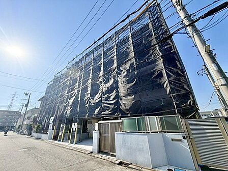 青空に溶け込む外観と陽だまりのような温もりを感じる住環境。心地よさと上質さを兼ね備えたお住まいです。