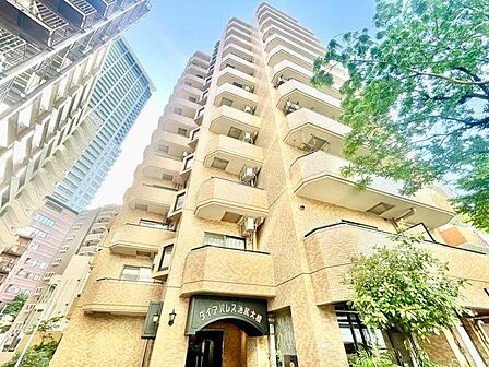 爽やかな青空の下に贅沢なほどに降り注ぐ陽光、豊かな居住性。クオリティが見事に調和した住空間。