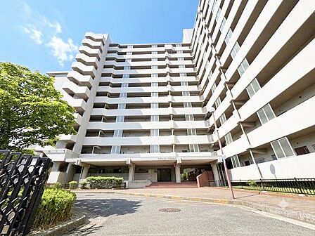 街並みに自然と馴染む色を基調とした外観は、温かみのある色合いが全体を包み、やさしい雰囲気を感じます。