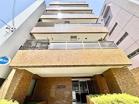 どこか余裕を感じさせる上質な佇まい。利便性に優れ、自然にも恵まれた穏やかな暮らしが叶う住環境が魅力。
