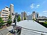その他：暮らしの中で光と風を演出してくれるバルコニー。開放感を演出しながら、爽やかな風が通ってきます。 （空の加工を生成AIで行っています）