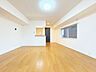 リビング/ダイニング：角住戸の開放感と独立性を謳歌するLDK。華やいだ気分で心満たされる、そんな空間です。
