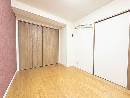 木のぬくもりを感じられる、のびのびとした明るい洋室です。いつまでも快適に暮らせる空間が広がります。