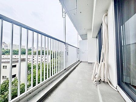 くつろぎの空間を演出するバルコニー。開放感と爽やかな風を感じていただけると思います。