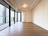 室内：窓越しに射し込む自然光が風合い豊かな室内を照らし出し、落ち着きのある上品な空間を演出します。