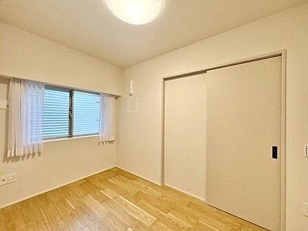 居心地のいい暮らしには欠かせない眩い採光。窓からこの空間に降り注ぐ採光が絶えません。