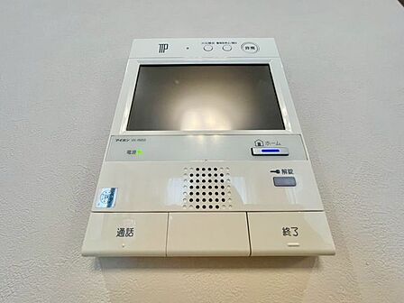 来訪者の確認ができるモニター付きインターホン完備。