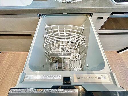 ビルトイン食洗機は、節水や節電機能も充実して家事の手助けをしてくれます。