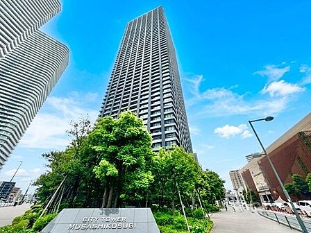 豊かな緑と静寂な時を愉しむ、洗練された暮らしが叶う住まい。(空の加工を生成AIで行っています)