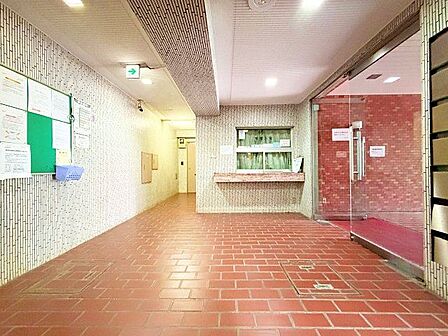 落ち着きのある温かな風情のエントランスは、訪れる方々を優しく包み込み、心地よい空間を演出します。