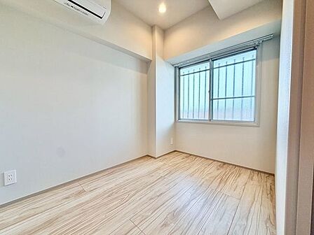 開口部が広くたくさんの陽を取り入れます。窓を開ければ気持ちよい風が舞い込んできて開放的な空間を演出。