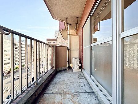 くつろぎの空間を演出するバルコニー。開放感と爽やかな風を感じていただけると思います。