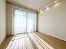 洋室：大きな窓からたっぷりと陽光が注がれる明るい空間。