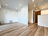 リビング/ダイニング：少しでも豊かに快適に。そんな想いから生まれた邸宅は、これから先の生活をきっと支えてくれるはずです。