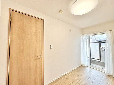 居心地のいい暮らしには欠かせない採光。ゆったりとした幅の窓からこの空間に降り注ぐ採光が絶えません。