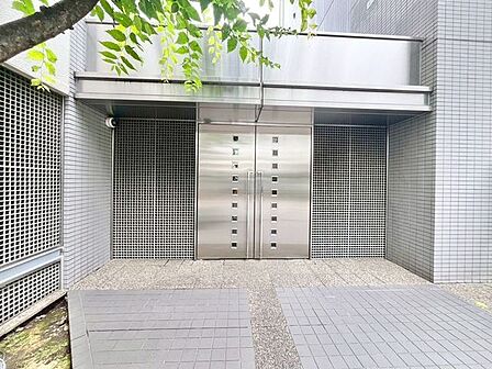 格調高いデザイン性を持つエントランスは、住む方のプライドを満たすクオリティ。