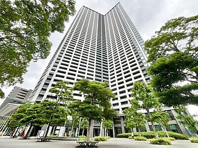 外観：爽やかな青空の下に贅沢なほどに降り注ぐ陽光、豊かな居住性。クオリティが見事に調和した住空間。