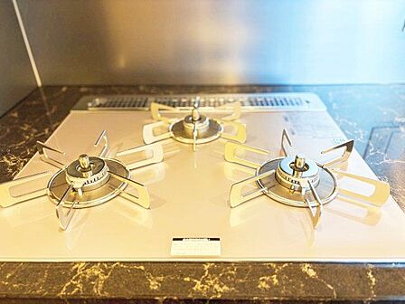 3口コンロで、お料理の効率もアップ。受け皿のないフラット天板で、お手入れもラクラク。