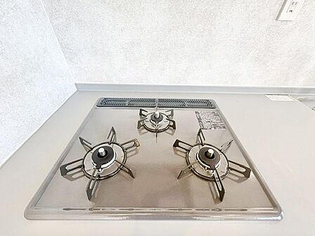 3口コンロ付のシステムキッチン!お料理の効率も上がります。