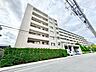 外観：街並みに自然と馴染む色を基調とした外観は、温かみのある色合いが全体を包み、やさしい雰囲気を感じます。