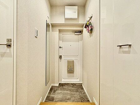 住まいの顔となる玄関は、落ち着きと華やぎの満ちた空間に。