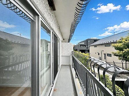 くつろぎの空間を演出するバルコニー。開放感と爽やかな風を感じていただけると思います。