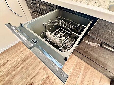 食器を洗っている間にお掃除など、様々なシーンで家事の時短に役立つビルトイン食洗機。