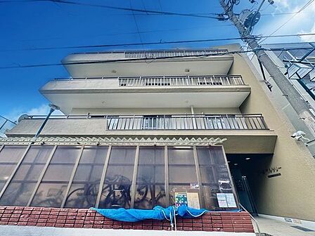 住む人がいつまでも心地良さを感じ続けられる多様な住空間を創造します。 (空の加工を生成AIで行っています)