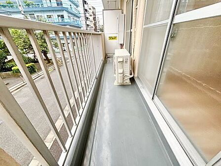 南からの採光と、気持ちのいい風が吹き抜ける開放感のある空間に。
