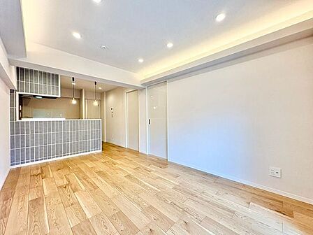 角住戸の開放感と独立性を謳歌するLDK。華やいだ気分で心満たされる、そんな空間です。